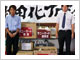 写真：サニーマート 西村代表取締役副社長(写真:左)＆同社従業員の方